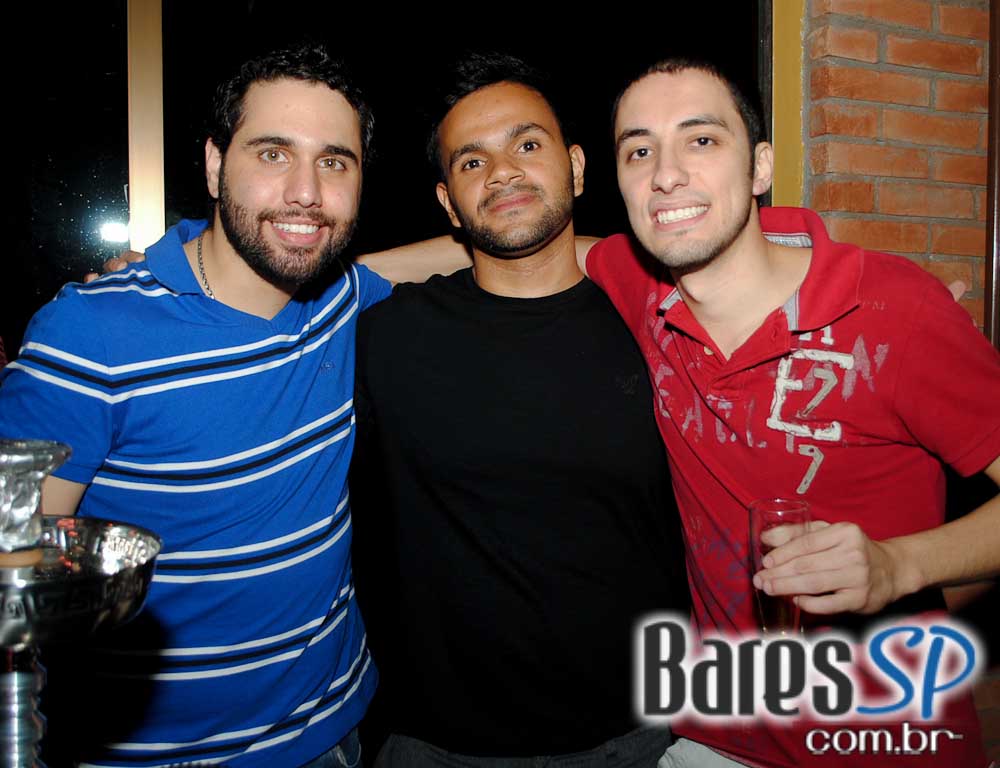 Música ao vivo e cardápio variado no palco do Boteco Madá Música ao vivo e cardápio variado no palco do Boteco Madá