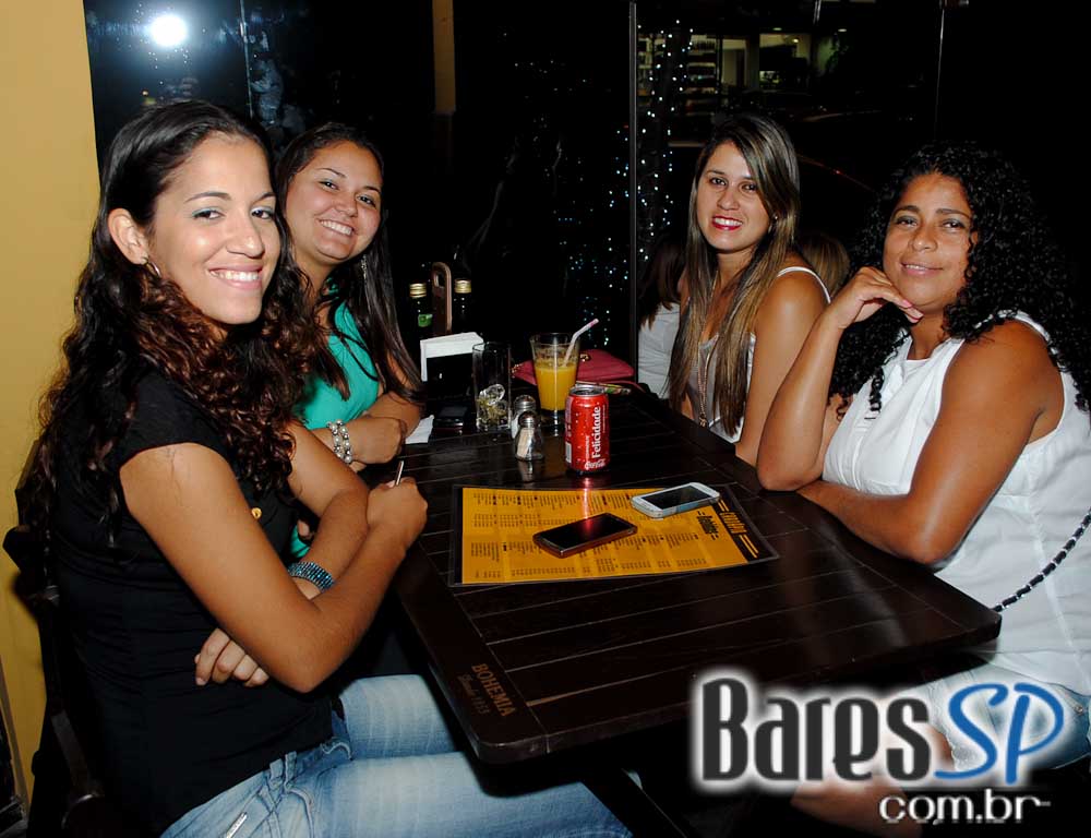 Música ao vivo e cardápio variado no palco do Boteco Madá Música ao vivo e cardápio variado no palco do Boteco Madá