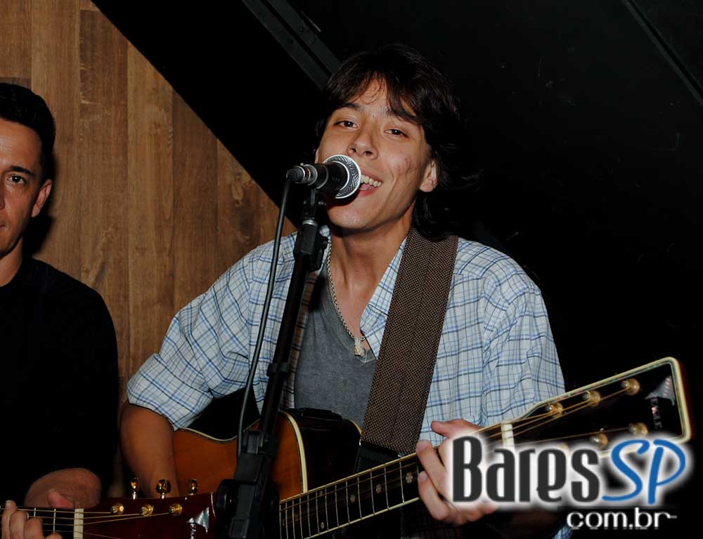 Música ao vivo e cardápio variado no palco do Boteco Madá Música ao vivo e cardápio variado no palco do Boteco Madá