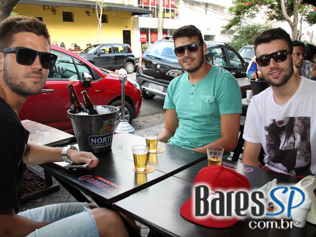 Ambiente descontraído no Bar Seu Domingos na Vila Madalena Ambiente descontraído no Bar Seu Domingos na Vila Madalena