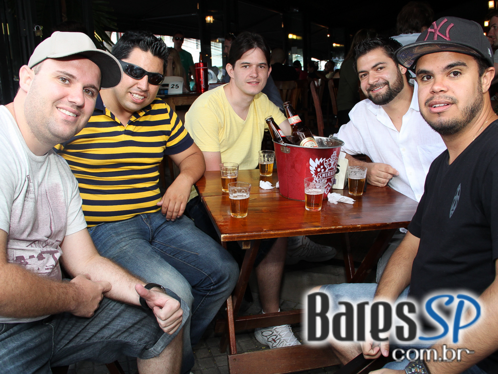 Ambiente descontraído no Bar Seu Domingos na Vila Madalena Ambiente descontraído no Bar Seu Domingos na Vila Madalena