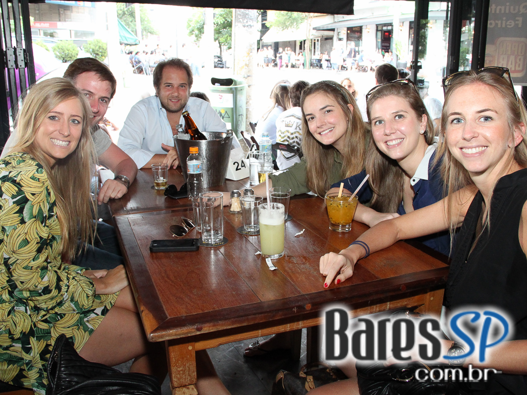 Ambiente descontraído no Bar Seu Domingos na Vila Madalena Ambiente descontraído no Bar Seu Domingos na Vila Madalena