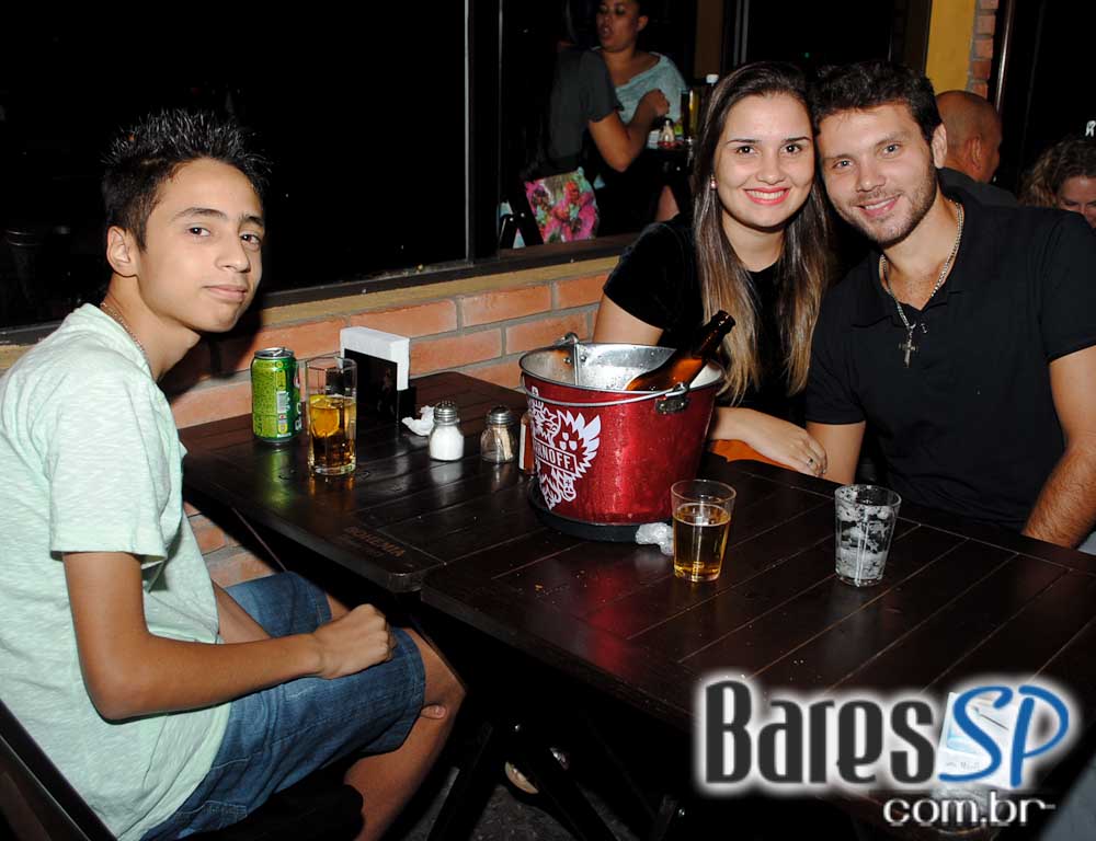 Boteco Madá ofereceu música ao vivo com atração especial na sexta Boteco Madá ofereceu música ao vivo com atração especial na sexta