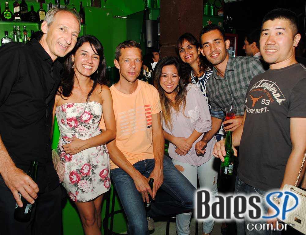 Ambiente descontraído na noite de sábado no Vila Moema Ambiente descontraído na noite de sábado no Vila Moema
