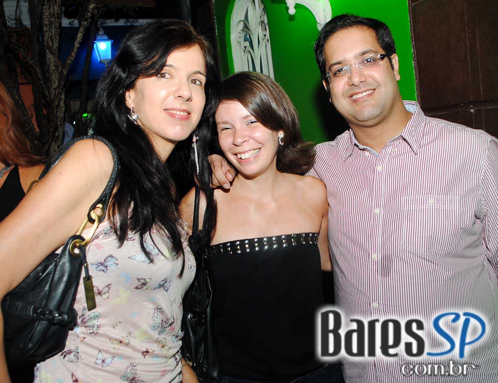 Ambiente descontraído na noite de sábado no Vila Moema Ambiente descontraído na noite de sábado no Vila Moema