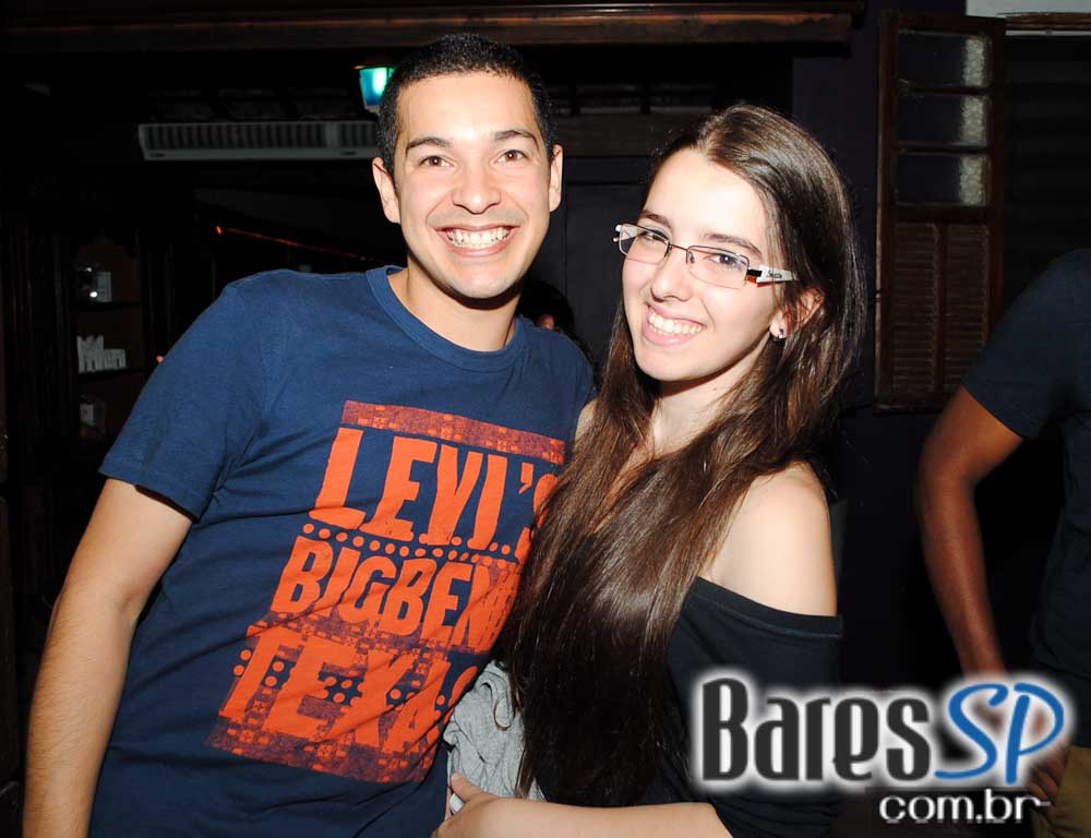 Ambiente descontraído na noite de sábado no Vila Moema Ambiente descontraído na noite de sábado no Vila Moema