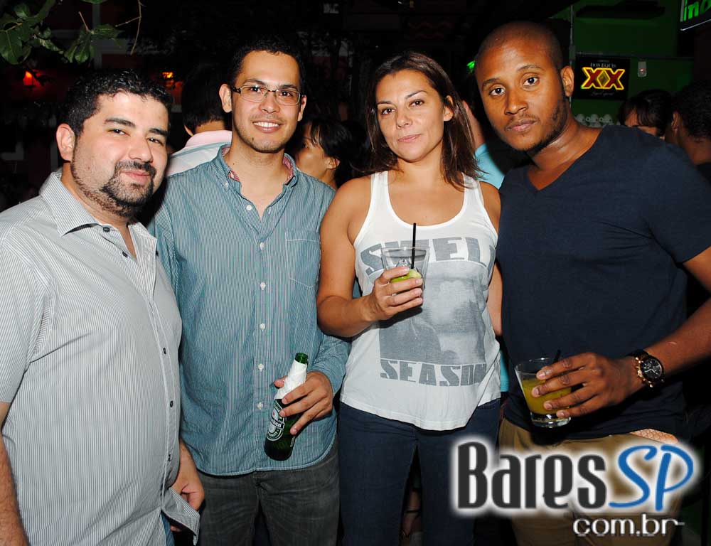 Ambiente descontraído na noite de sábado no Vila Moema Ambiente descontraído na noite de sábado no Vila Moema