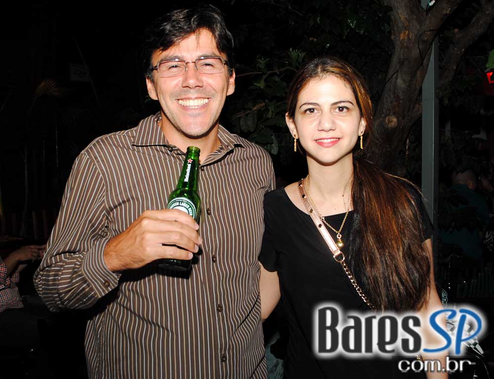 Ambiente descontraído na noite de sábado no Vila Moema Ambiente descontraído na noite de sábado no Vila Moema