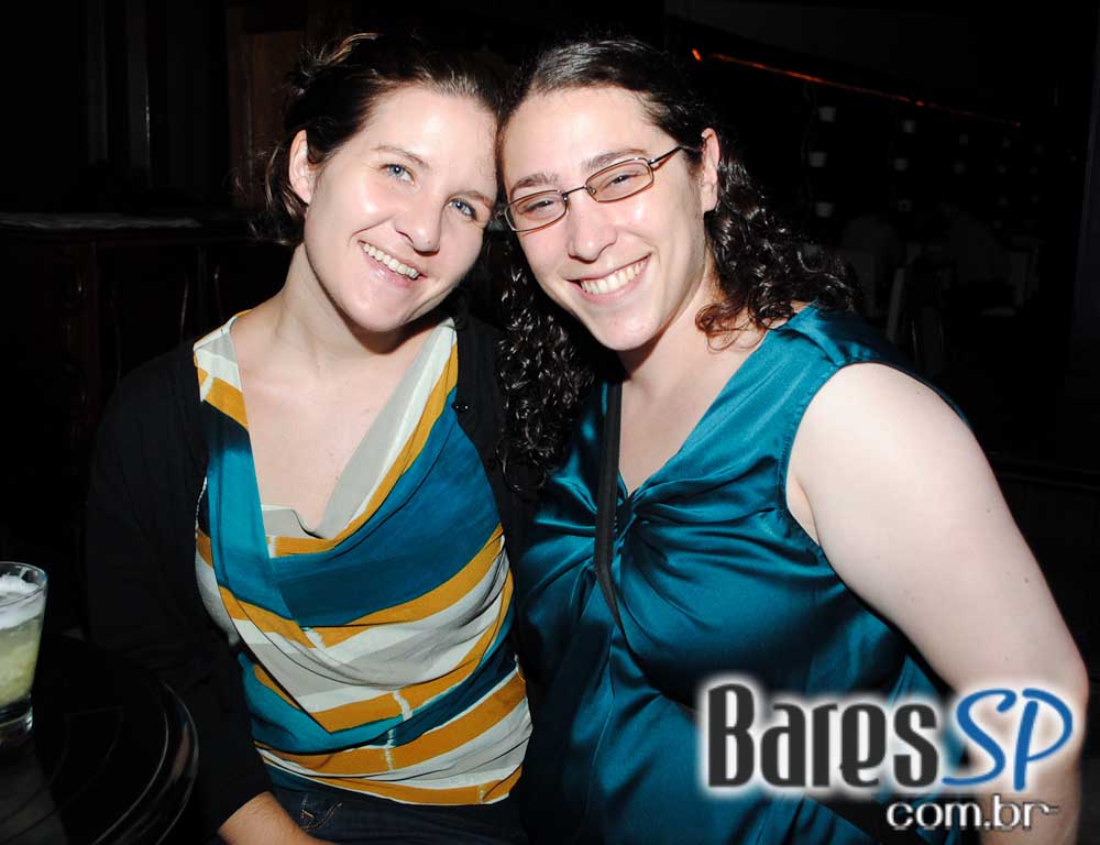 Ambiente descontraído na noite de sábado no Vila Moema Ambiente descontraído na noite de sábado no Vila Moema