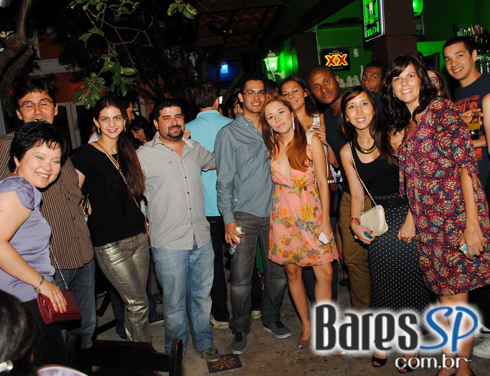 Ambiente descontraído na noite de sábado no Vila Moema Ambiente descontraído na noite de sábado no Vila Moema