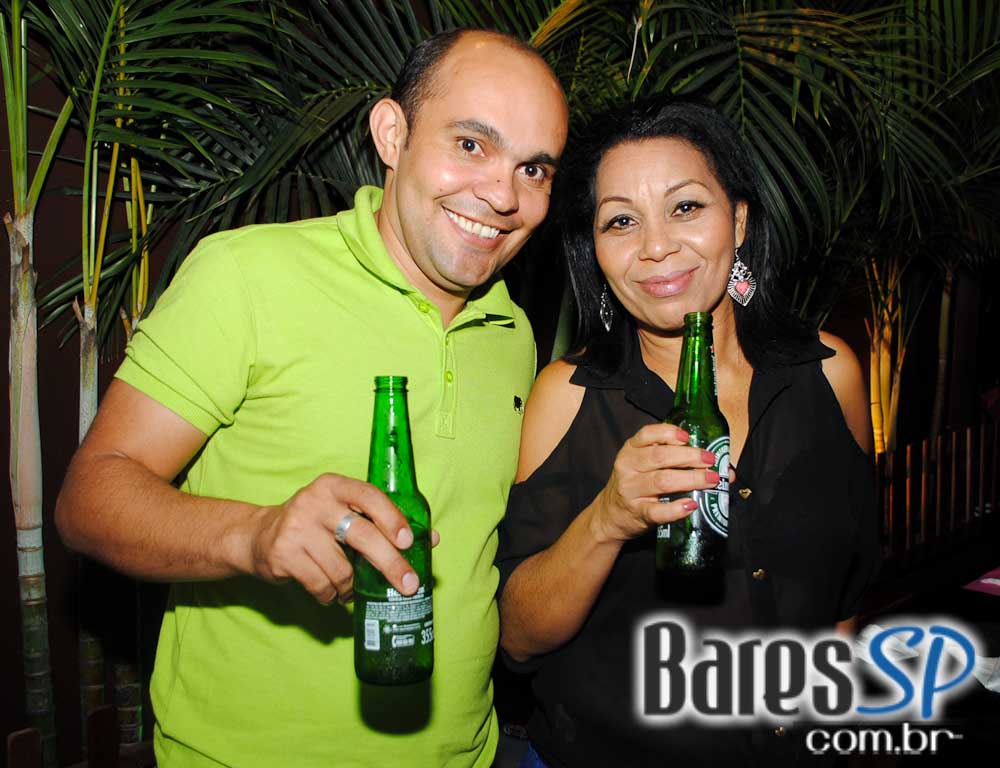 Ambiente descontraído na noite de sábado no Vila Moema Ambiente descontraído na noite de sábado no Vila Moema