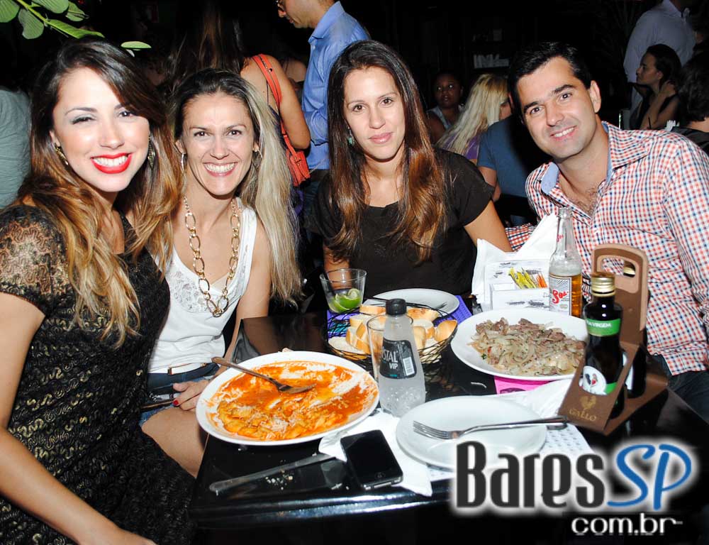 Ambiente descontraído na noite de sábado no Vila Moema Ambiente descontraído na noite de sábado no Vila Moema