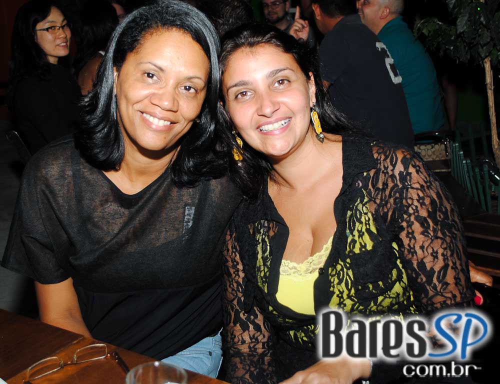 Ambiente descontraído na noite de sábado no Vila Moema Ambiente descontraído na noite de sábado no Vila Moema