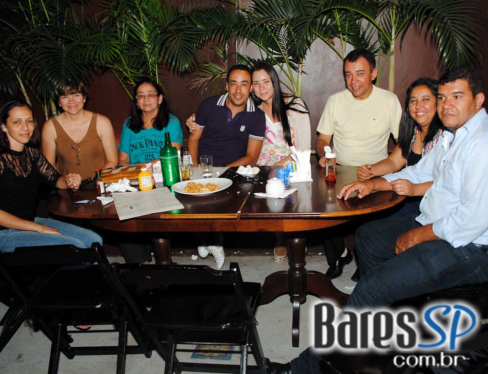 Ambiente descontraído na noite de sábado no Vila Moema Ambiente descontraído na noite de sábado no Vila Moema