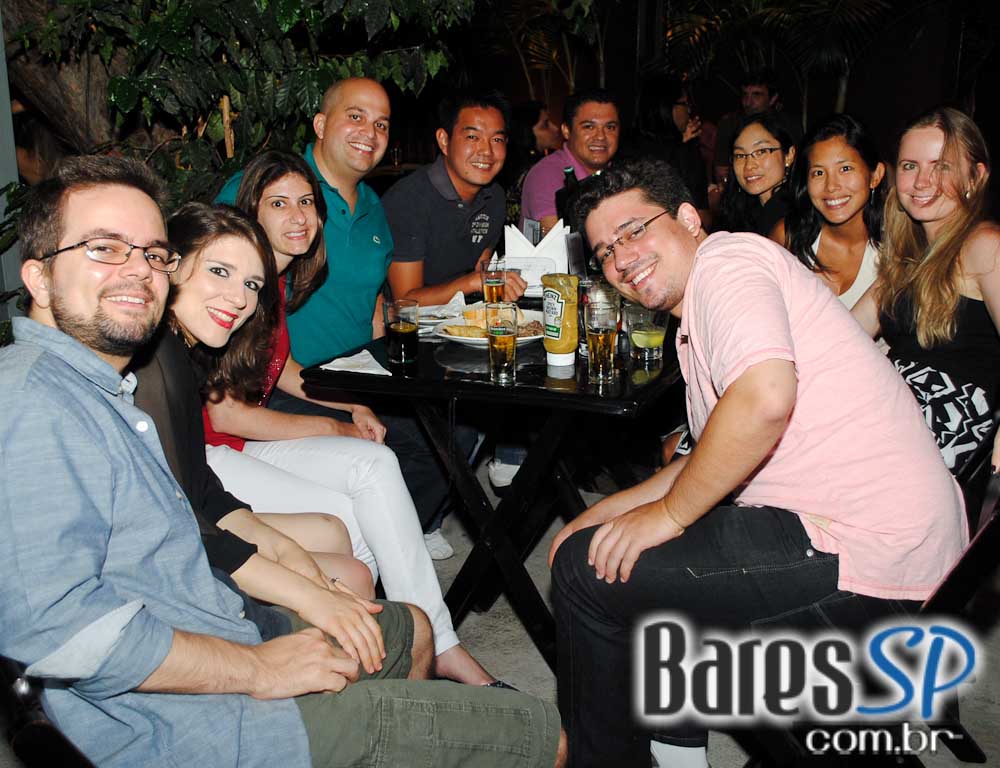 Ambiente descontraído na noite de sábado no Vila Moema Ambiente descontraído na noite de sábado no Vila Moema