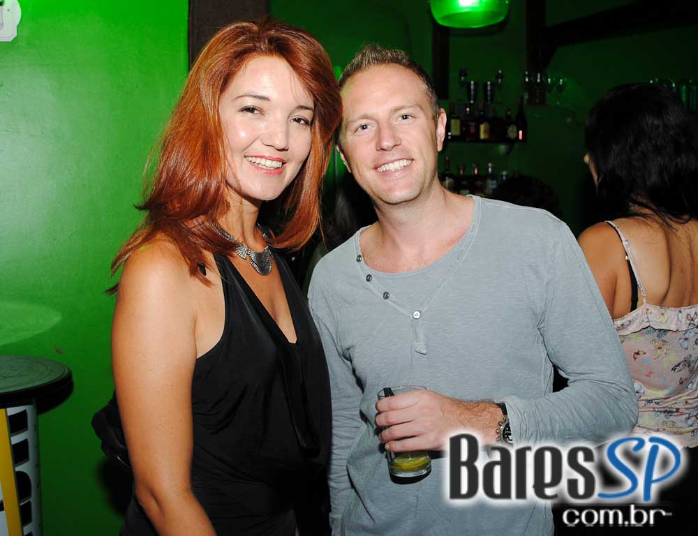 Ambiente descontraído na noite de sábado no Vila Moema Ambiente descontraído na noite de sábado no Vila Moema