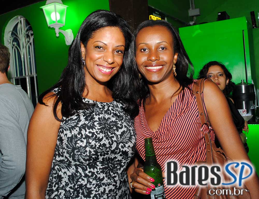 Ambiente descontraído na noite de sábado no Vila Moema Ambiente descontraído na noite de sábado no Vila Moema