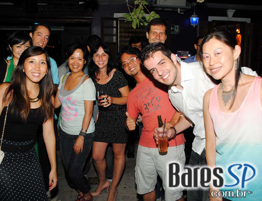 Ambiente descontraído na noite de sábado no Vila Moema Ambiente descontraído na noite de sábado no Vila Moema