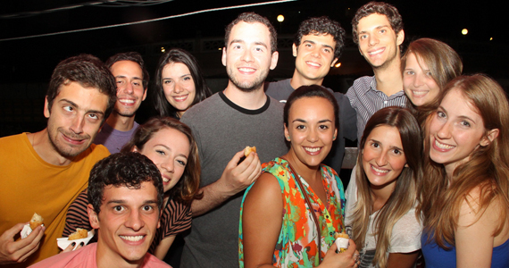 Happy hour animado com diversos petiscos e bebidas no Armazém Veloso