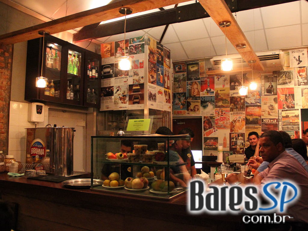 Happy hour animado com diversos petiscos e bebidas no Armazém Veloso Happy hour animado com diversos petiscos e bebidas no Armazém Veloso