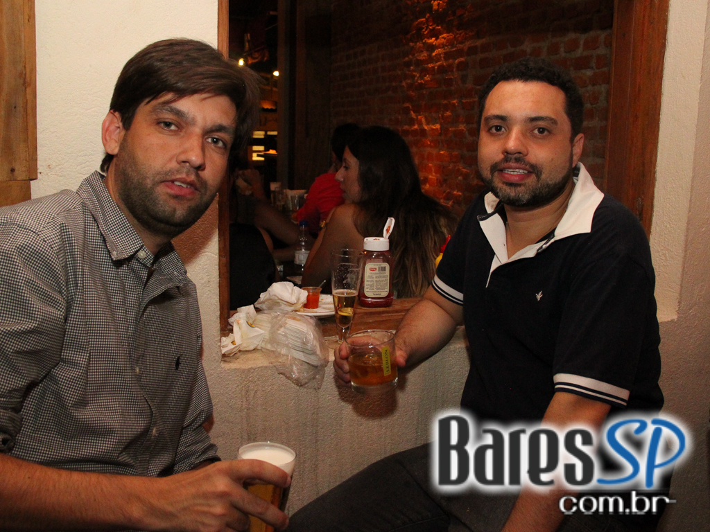 Happy hour animado com diversos petiscos e bebidas no Armazém Veloso Happy hour animado com diversos petiscos e bebidas no Armazém Veloso