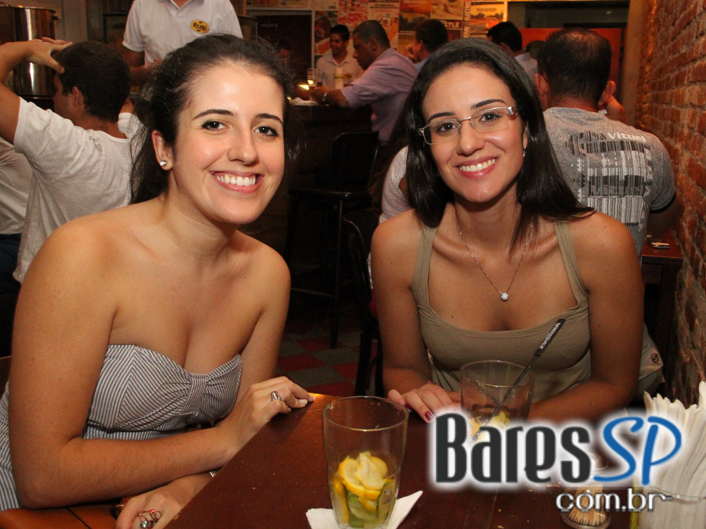 Happy hour animado com diversos petiscos e bebidas no Armazém Veloso Happy hour animado com diversos petiscos e bebidas no Armazém Veloso