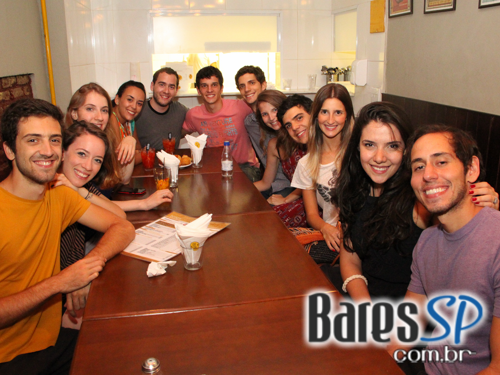 Happy hour animado com diversos petiscos e bebidas no Armazém Veloso Happy hour animado com diversos petiscos e bebidas no Armazém Veloso