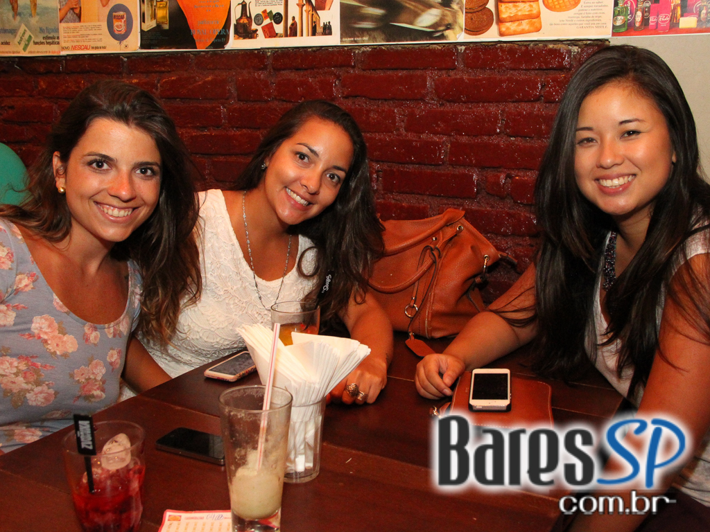 Happy hour animado com diversos petiscos e bebidas no Armazém Veloso Happy hour animado com diversos petiscos e bebidas no Armazém Veloso