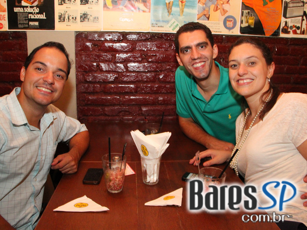 Happy hour animado com diversos petiscos e bebidas no Armazém Veloso Happy hour animado com diversos petiscos e bebidas no Armazém Veloso