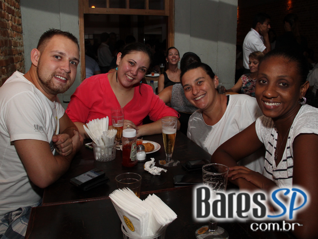 Happy hour animado com diversos petiscos e bebidas no Armazém Veloso Happy hour animado com diversos petiscos e bebidas no Armazém Veloso