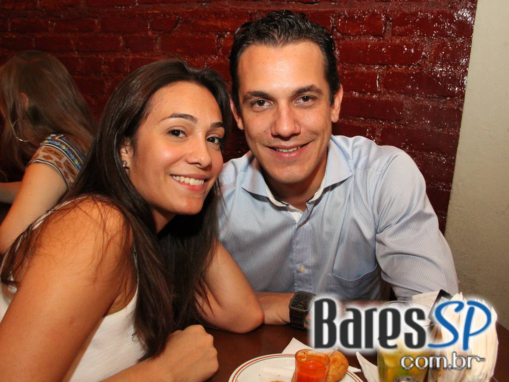 Happy hour animado com diversos petiscos e bebidas no Armazém Veloso Happy hour animado com diversos petiscos e bebidas no Armazém Veloso