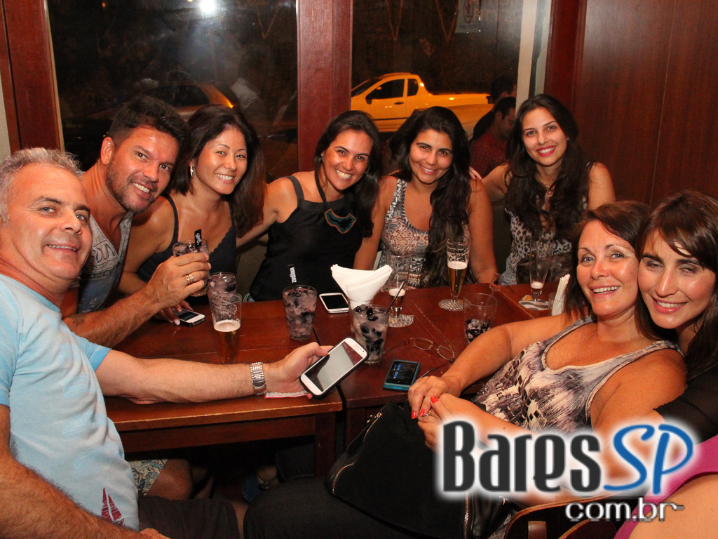Happy hour animado com diversos petiscos e bebidas no Armazém Veloso Happy hour animado com diversos petiscos e bebidas no Armazém Veloso