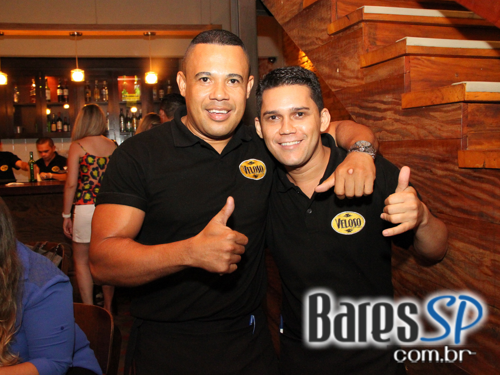 Happy hour animado com diversos petiscos e bebidas no Armazém Veloso Happy hour animado com diversos petiscos e bebidas no Armazém Veloso