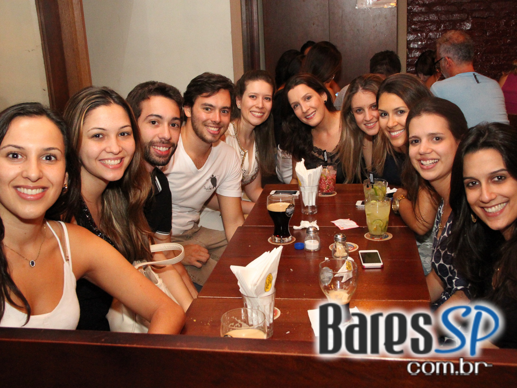 Happy hour animado com diversos petiscos e bebidas no Armazém Veloso Happy hour animado com diversos petiscos e bebidas no Armazém Veloso