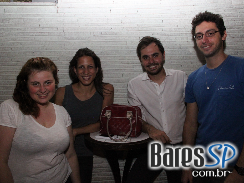 Happy hour animado com diversos petiscos e bebidas no Armazém Veloso Happy hour animado com diversos petiscos e bebidas no Armazém Veloso