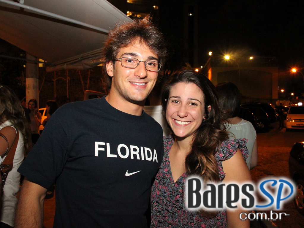 Happy hour animado com diversos petiscos e bebidas no Armazém Veloso Happy hour animado com diversos petiscos e bebidas no Armazém Veloso