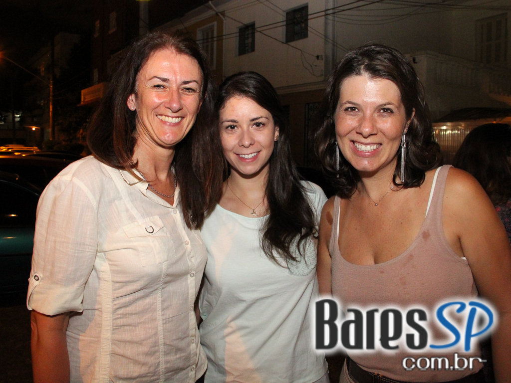 Happy hour animado com diversos petiscos e bebidas no Armazém Veloso Happy hour animado com diversos petiscos e bebidas no Armazém Veloso