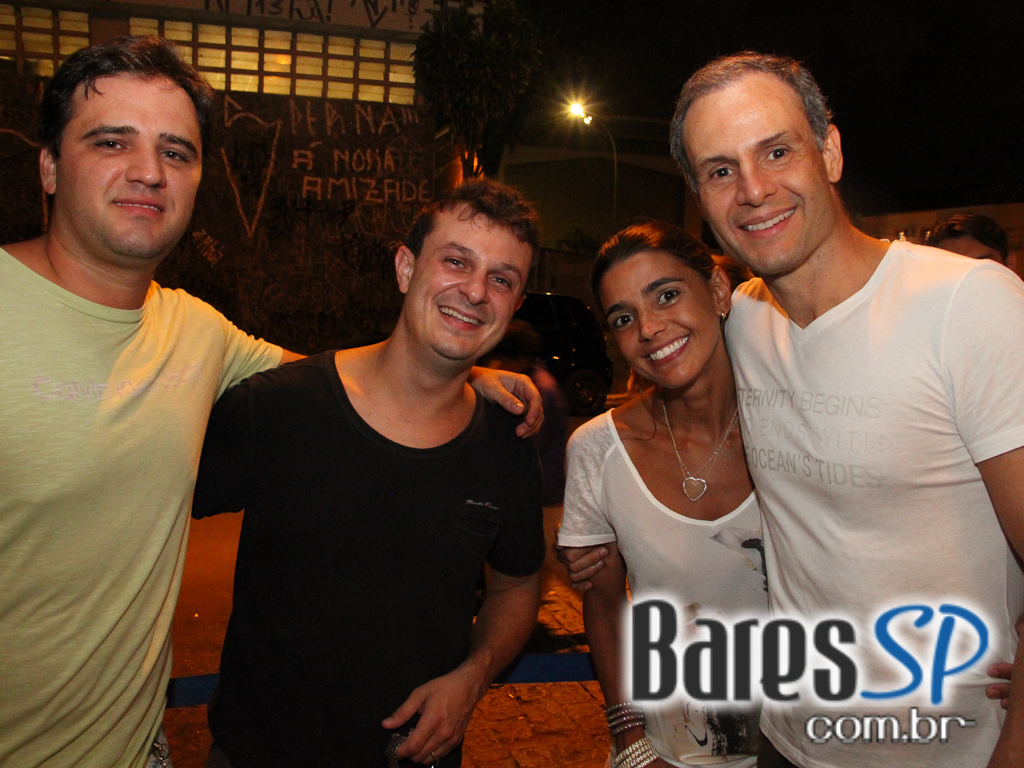 Happy hour animado com diversos petiscos e bebidas no Armazém Veloso Happy hour animado com diversos petiscos e bebidas no Armazém Veloso