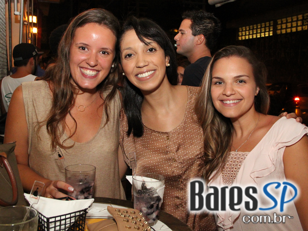 Happy hour animado com diversos petiscos e bebidas no Armazém Veloso Happy hour animado com diversos petiscos e bebidas no Armazém Veloso