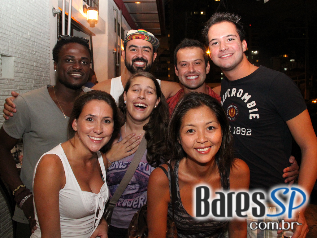 Happy hour animado com diversos petiscos e bebidas no Armazém Veloso Happy hour animado com diversos petiscos e bebidas no Armazém Veloso