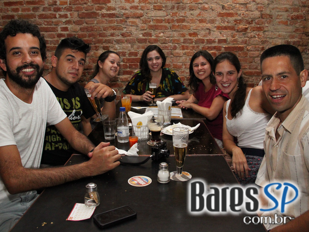 Happy hour animado com diversos petiscos e bebidas no Armazém Veloso Happy hour animado com diversos petiscos e bebidas no Armazém Veloso