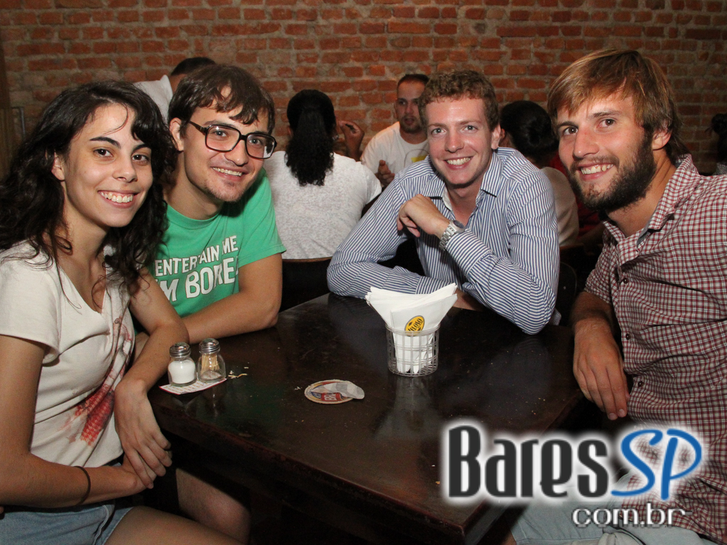 Happy hour animado com diversos petiscos e bebidas no Armazém Veloso Happy hour animado com diversos petiscos e bebidas no Armazém Veloso