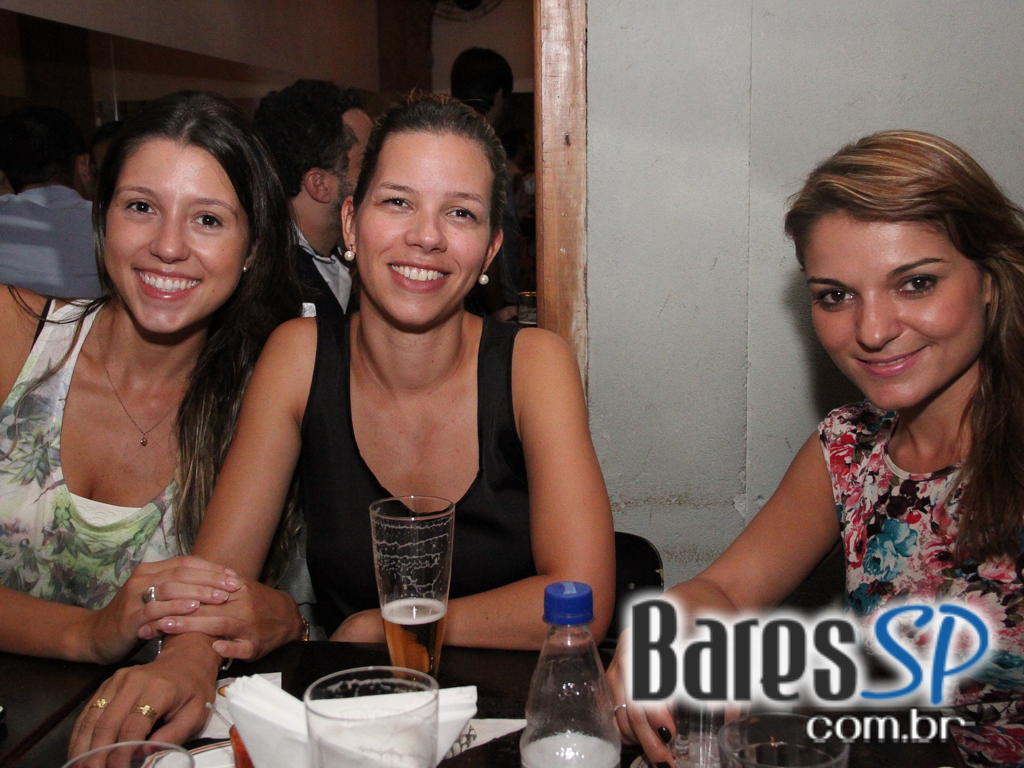 Happy hour animado com diversos petiscos e bebidas no Armazém Veloso Happy hour animado com diversos petiscos e bebidas no Armazém Veloso