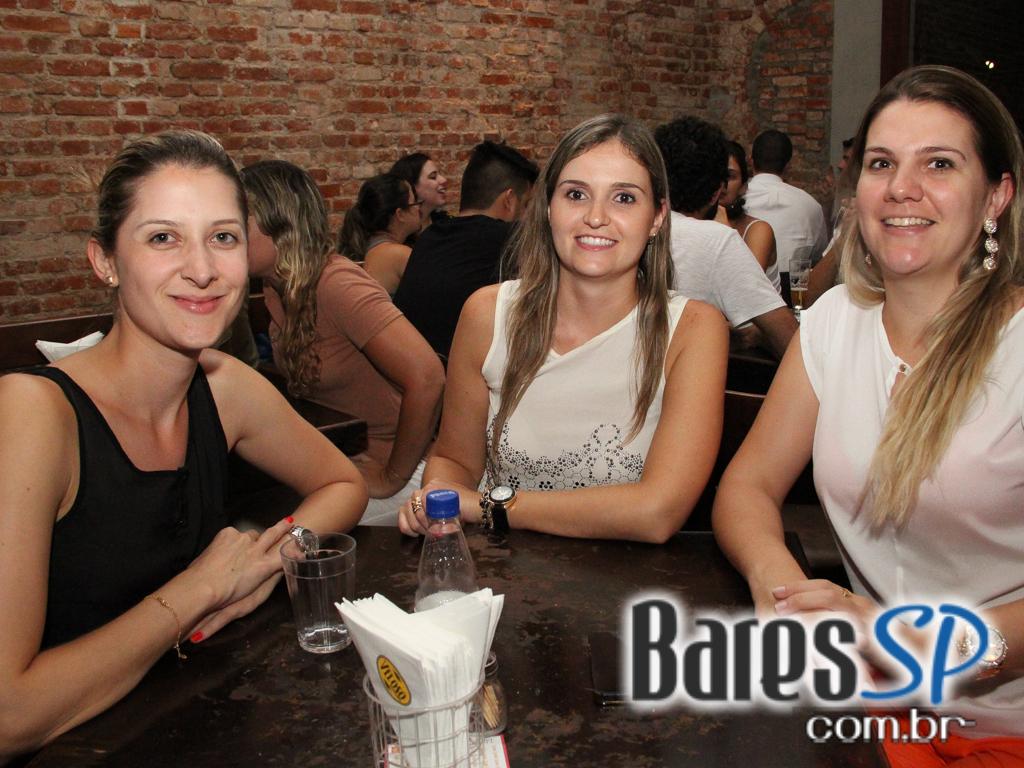 Happy hour animado com diversos petiscos e bebidas no Armazém Veloso Happy hour animado com diversos petiscos e bebidas no Armazém Veloso