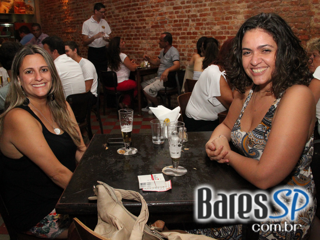 Happy hour animado com diversos petiscos e bebidas no Armazém Veloso Happy hour animado com diversos petiscos e bebidas no Armazém Veloso
