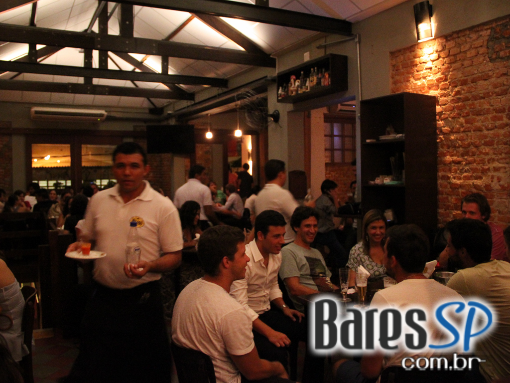 Happy hour animado com diversos petiscos e bebidas no Armazém Veloso Happy hour animado com diversos petiscos e bebidas no Armazém Veloso