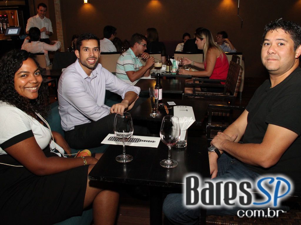 Bardega Wine Bar ofereceu Double de Vinhos na noite desta quinta-feira Bardega Wine Bar ofereceu Double de Vinhos na noite desta quinta-feira