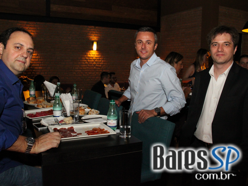 Bardega Wine Bar ofereceu Double de Vinhos na noite desta quinta-feira Bardega Wine Bar ofereceu Double de Vinhos na noite desta quinta-feira