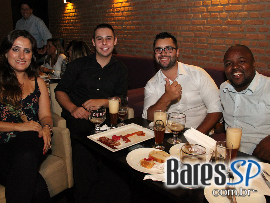 Bardega Wine Bar ofereceu Double de Vinhos na noite desta quinta-feira Bardega Wine Bar ofereceu Double de Vinhos na noite desta quinta-feira