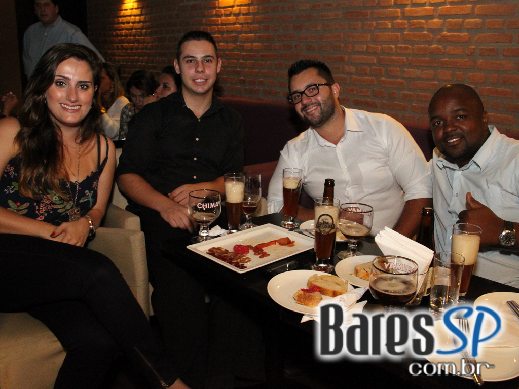 Bardega Wine Bar ofereceu Double de Vinhos na noite desta quinta-feira Bardega Wine Bar ofereceu Double de Vinhos na noite desta quinta-feira
